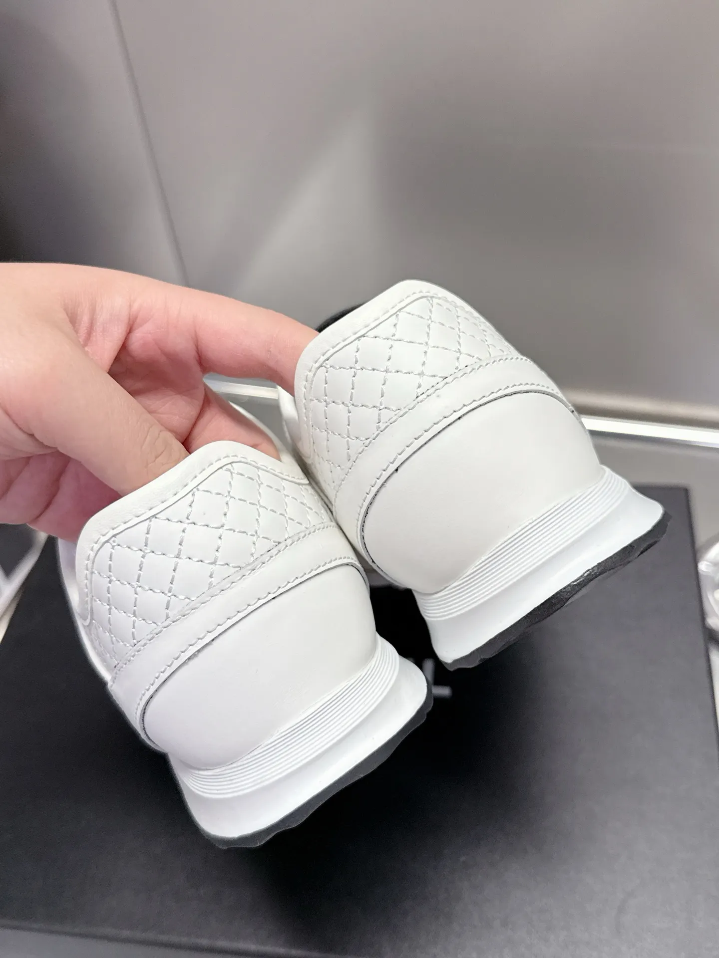 👟👟Ex-factory price 500👟👟 (size 35-40) Chanel 25p panda sneakers! It’s really out of the spotlight recently, and there’s a reason why it’s so popular! The upper is made of first-layer calfskin, with a sheepskin lining, which is breathable and comfortable. It has a full whitening effect and can easily show off your slender legs when paired with any style of clothes. Whoever wears it will look better~ The comfort level is simply amazing. Beauty and comfort coexist, and they are extremely versatile. Wearing it can easily walk ten or twenty thousand steps without any pressure, and it feels light and breathable. The classic black and white color scheme is really the best for spring and summer wear! No matter what kind of clothes you wear in daily life, you can never go wrong. You can mix and match them beautifully and look very delicate and stylish. People with wide feet don’t have to worry about making their feet look fat. Wearing it will make your feet look better. I really love this pair of shoes. Come and get a pair to make your steps more comfortable and fashionable!